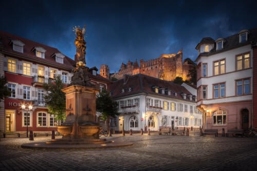 Fantastique vue sur le chateau de Heidelberg depuis la place Kornmarkt, avec sa belle statue de la Madonne Fantastique vue sur le chateau de Heidelberg depuis la place Kornmarkt, avec sa belle statue de la Madonne