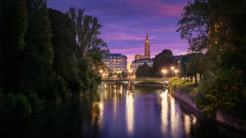 Le pont des pêcheures avec vue sur la Cathédrale de Strasbourg Le pont des pêcheures avec vue sur la Cathédrale de Strasbourg