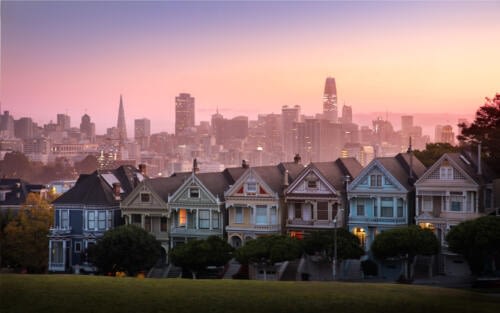 Les charmantes maisons victoriennes "Painted Ladies" de San Francisco, à l'aube Les charmantes maisons victoriennes "Painted Ladies" de San Francisco, à l'aube