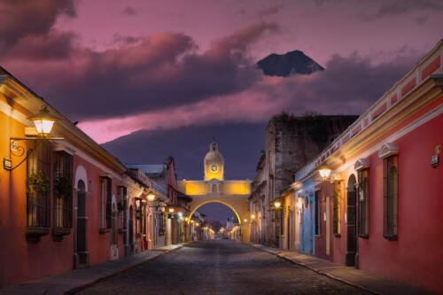 L'arco de Santa Catalina en Antigua, dominado por el volcán Agua L'arco de Santa Catalina en Antigua, dominado por el volcán Agua