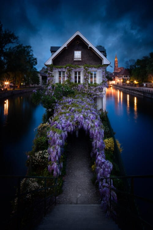Charmante maison dans le centre historique de Strasbourg, la Petite France, post-traitée de façcon menaçante Charmante maison dans le centre historique de Strasbourg, la Petite France, post-traitée de façcon menaçante
