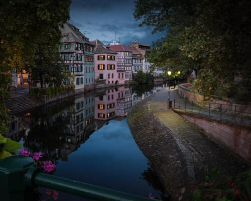 Le Quai de la Petite France et son bras de l'Ill, dans le centre historique de Strasbourg Le Quai de la Petite France et son bras de l'Ill, dans le centre historique de Strasbourg