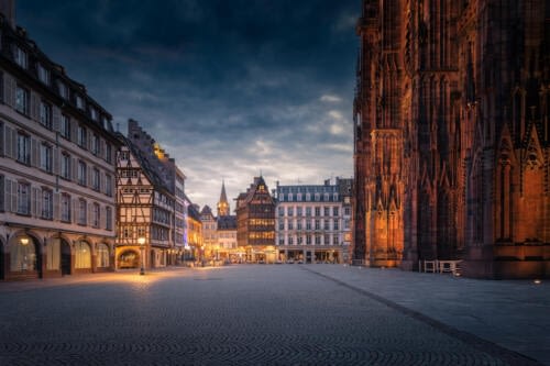 Place de la Cathédrale à Strasbourg, pendant l'heure bleu, juste après la première photo pendant l'heure dorée Place de la Cathédrale à Strasbourg, pendant l'heure bleu, juste après la première photo pendant l'heure dorée