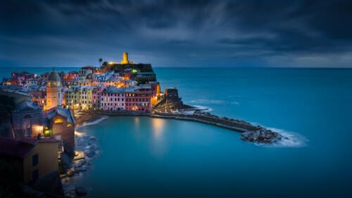 Anochecer en Vernazza, una de las aldeas de las Cinco Tierras, despues de una tarde de tormenta Anochecer en Vernazza, una de las aldeas de las Cinco Tierras, despues de una tarde de tormenta