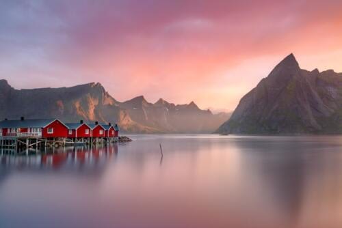 Vista clasica de una puesta de sol en Reine, en las Islas Lofoten Vista clasica de una puesta de sol en Reine, en las Islas Lofoten