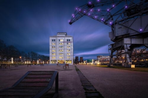 La Médiathèque André Malraux s'illuminant par une journée d'hiver La Médiathèque André Malraux s'illuminant par une journée d'hiver
