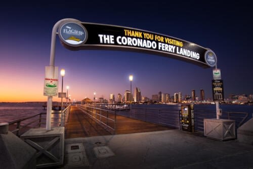 Le centre de San Diego au crépuscule, depuis l'ambarcadaire du ferry de l'île Coronado Le centre de San Diego au crépuscule, depuis l'ambarcadaire du ferry de l'île Coronado