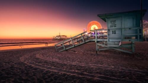 Beau coucher de soleil sur la plage de Santa Monica après le départ des touristes et des sauveteurs Beau coucher de soleil sur la plage de Santa Monica après le départ des touristes et des sauveteurs