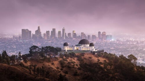 L'Observatoire Griffith au crépuscule avec la ville de Los Angeles en arrière plan L'Observatoire Griffith au crépuscule avec la ville de Los Angeles en arrière plan