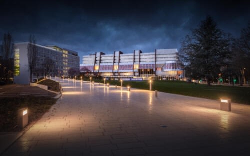 Le Palais de l'Europe, bâtiment principal du Conseil de l'Europe, inauguré en 1977, pendant l'heure bleue Le Palais de l'Europe, bâtiment principal du Conseil de l'Europe, inauguré en 1977, pendant l'heure bleue